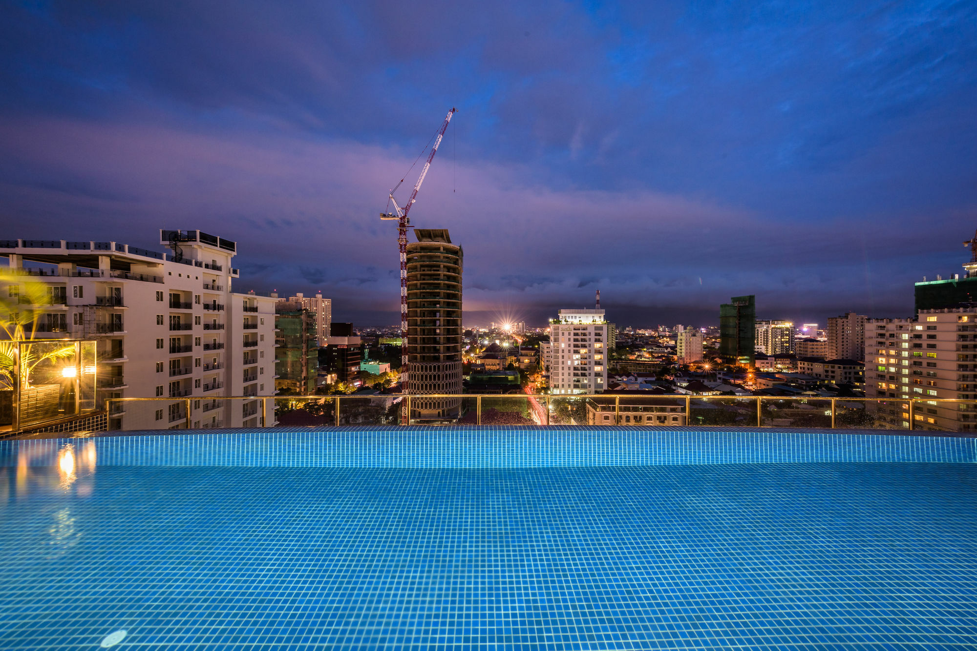 Mansion 51 Hotel & Apartment Phnom Penh Exterior photo